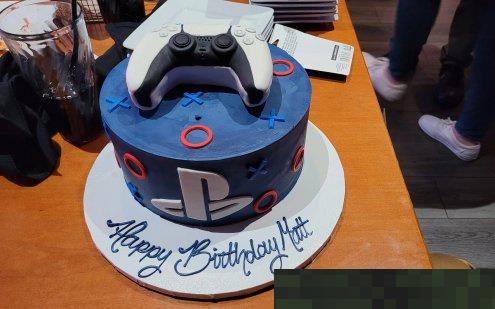 网友分享PS5主题生日蛋糕 由女友的朋友制作的